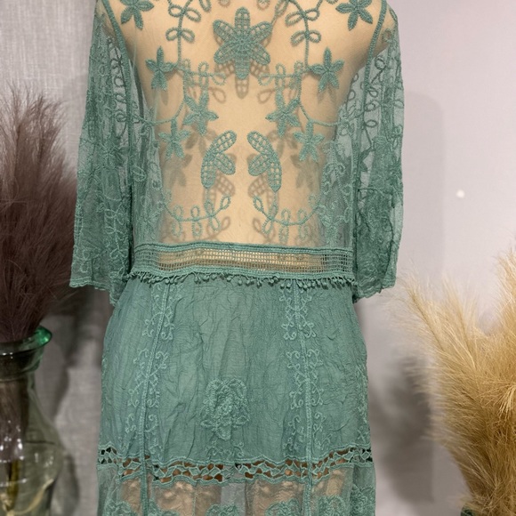 Lace cover up - Picture 3 of 5